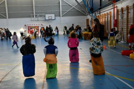 El Carnaval infantil llena de color y diversión el polideportivo del colegio de Santa Ana