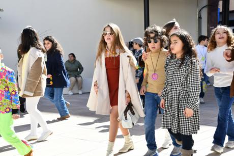 Tarancón inaugura su Fiesta de los Años 60 con un multitudinario desfile escolar