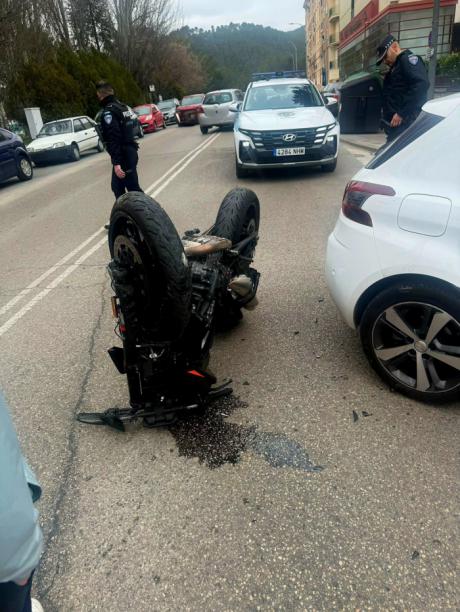 Trasladado al hospital un motorista tras colisionar con un turismo en Cuenca
