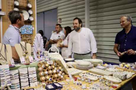 Paco Núñez visita la Feria de Artesanía