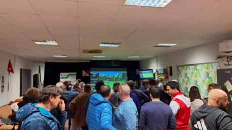 Más de medio centenar de personas arropan la inauguración del simulador de golf de La Vereda
