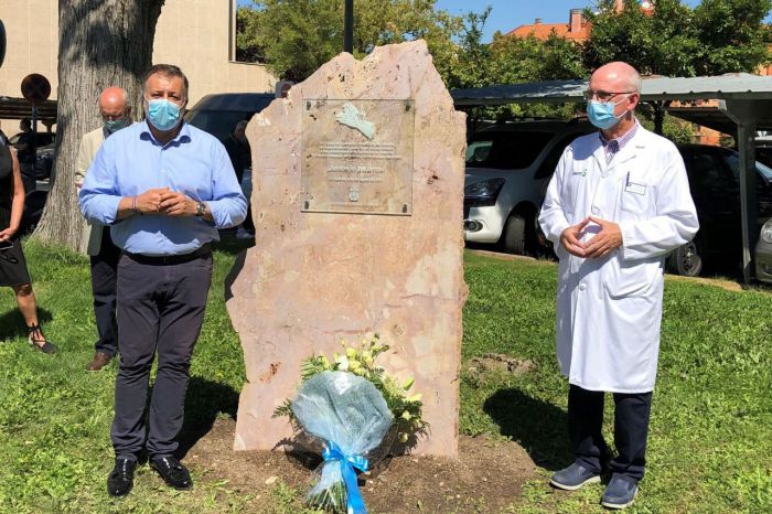 Un monolito en el Virgen de la Luz recuerda a las víctimas de la COVID-19