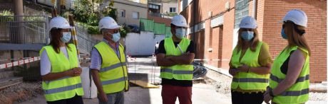 Se acometen obras de acondicionamiento en el patio del colegio Santa Teresa