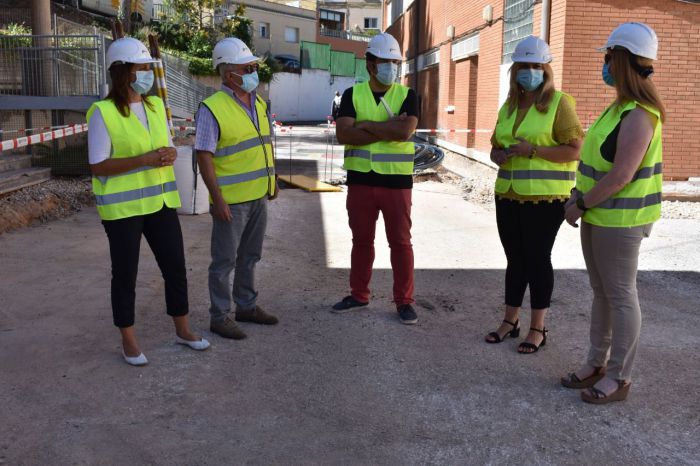 Se acometen obras de acondicionamiento en el patio del colegio Santa Teresa