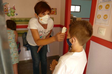 Mascarillas infantiles plantan cara a la COVID-19 para llenar de nuevo las aulas