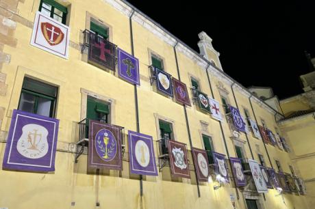 El Hospital de Santiago se engalana con los símbolos nazarenos para anunciar la Semana Santa de Cuenca