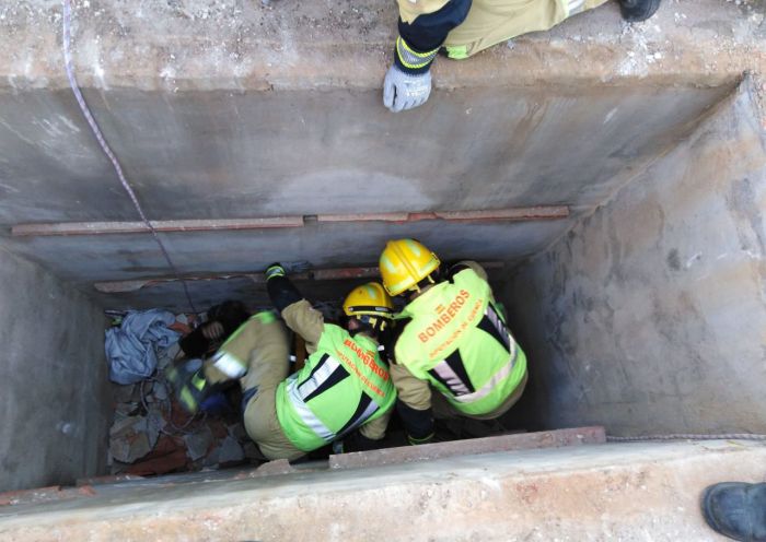 Los bomberos rescatan a una persona de una fosa del cementerio de Osa de la Vega