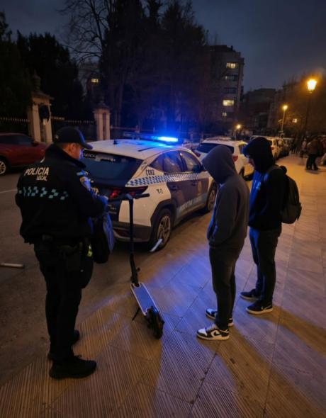 La Policía Local de Cuenca denuncia a un VMP por circular por la acera y llevar dos ocupantes