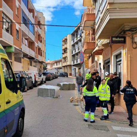 Un desprendimiento en una obra en la calle Diego Jiménez deja un herido leve y daños en un vehículo