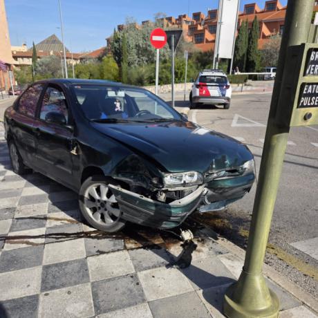 Un vehículo pierde el control y provoca un accidente en la avenida de los Alfares