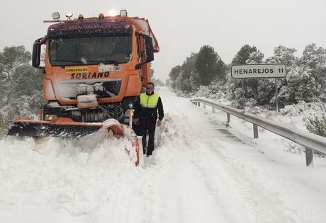 La Diputación moviliza 7 camiones quitanieves y 4 máquinas para actuar en la red de carreteras provinciales