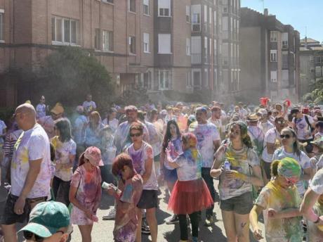 El Fest Holi Down de Adocu llena de color y solidaridad la Fuente del Oro