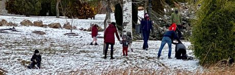 Mayores y pequeños disfrutan de la nieve en la capital