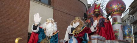 La ilusión de los Reyes Magos llega a las ventanas y balcones de la capital