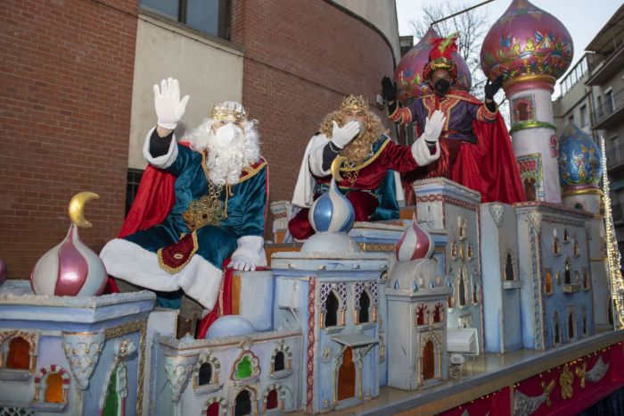 La ilusión de los Reyes Magos llega a las ventanas y balcones de la capital