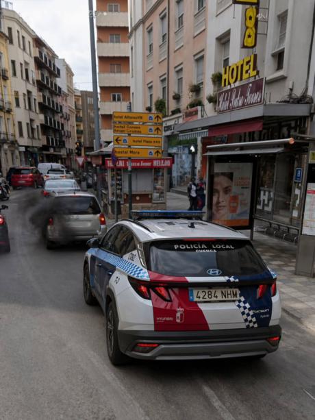 La Policía Local investiga a un conductor sin permiso tras detectar anomalías en su coche