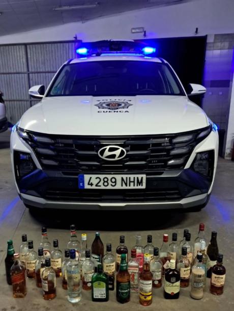 Retiran decenas de botellas tras un botellón en la capital conquense