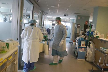 Descienden el número casos y de hospitalizados por COVID, tanto en cama convencional como en UCIS en Castilla-La Mancha