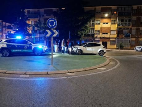 Dos vehículos implicados en un accidente en la glorieta de Álvaro de Luna durante la madrugada