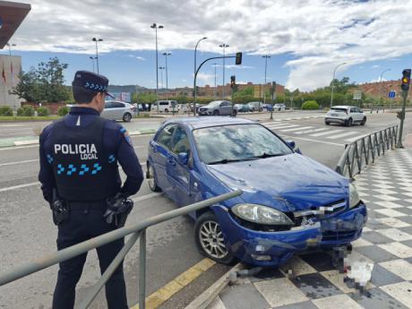 Dos vehículos colisionan en una rotonda por mal uso de los carriles