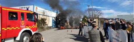 Los trabajadores de Siemens Gamesa levantan una gran hoguera a las puertas de su factoría en Cuenca