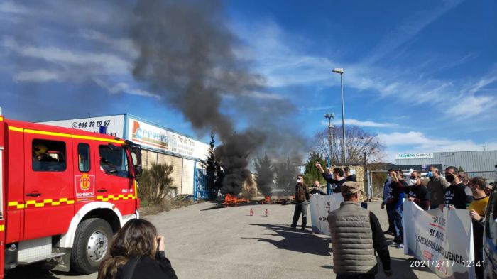 Los trabajadores de Siemens Gamesa levantan una gran hoguera a las puertas de su factoría en Cuenca