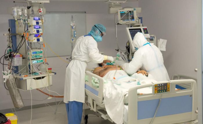 Los pacientes COVID ingresados en UCI en Castilla-La Mancha descienden al mismo número de la pasada Nochebuena