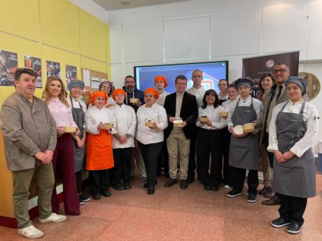 Presentación de la campaña contra el desperdicio alimentario en el Centro Integrado de Formación Profesional Nº 1 de Cuenca, con representantes institucionales y del sector hostelero.
