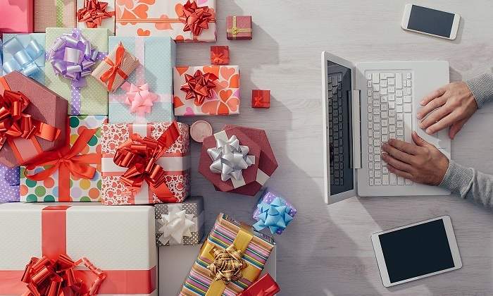 ¿Por qué deberías pedir todos los regalos navideños en tiendas online?