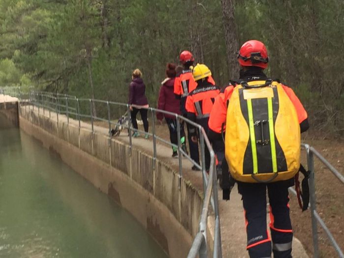 Los bomberos de la capital rescatan a tres senderistas con dificultades en Uña
