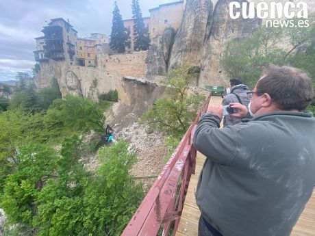 Galería de fotos | Derrumbe de parte de la calle Canónigos que comunica las Casas Colgadas con el puente de San Pablo