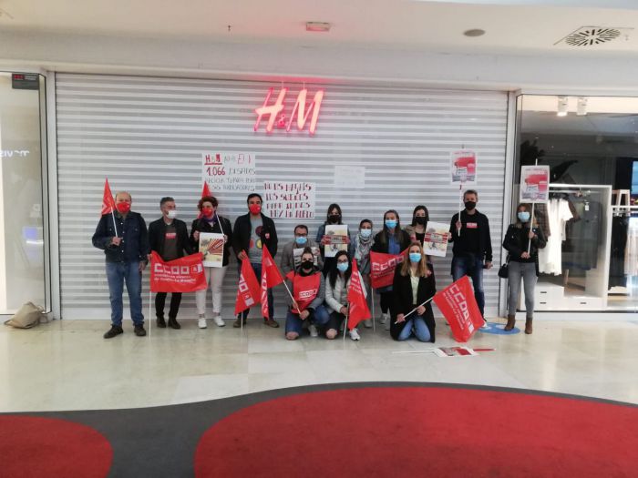Sindicatos y empleados de H&M se concentran por el peligro de despidos en la tienda de Cuenca