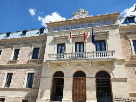 La Diputación ayudará a los ayuntamientos en la restauración de los documentos de interés histórico en mal estado