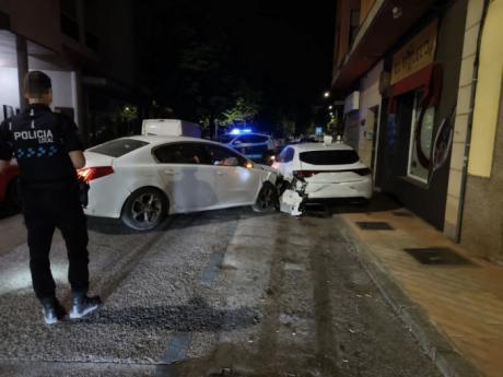 Un vehículo choca contra tres coches estacionados en la calle Las Torres de Cuenca