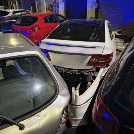 Agrede a un policía tras un accidente con cuatro vehículos implicados en Jorge Torner