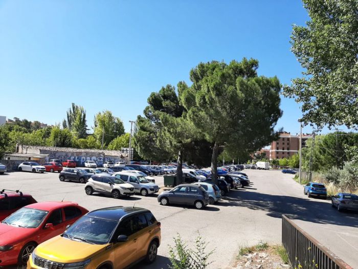 Actual aparcamiento gratuito sobre el antiguo Club Deportivo Serranía
