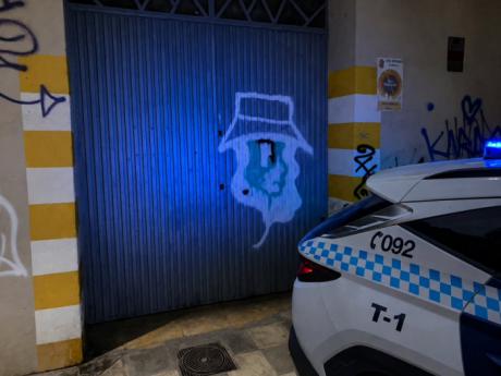 Denunciado tras ser sorprendido realizando una pintada en un garaje de Cuenca