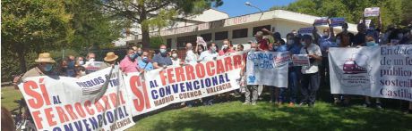 'Pueblos con el tren' reclama en la capital mantener la línea convencional Madrid-Cuenca-Valencia