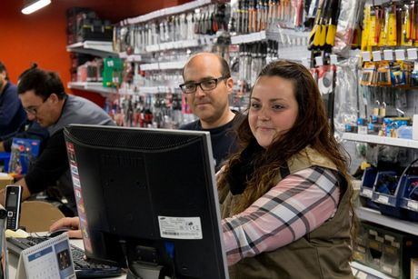 La Confederación de Empresarios recoge las ayudas de la Diputación para contratar personas inscritas en garantía juvenil