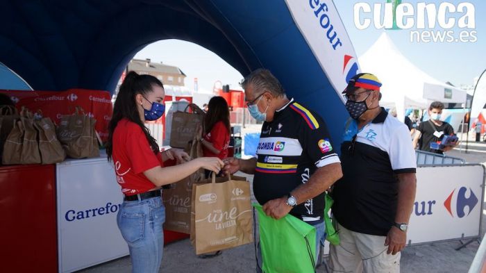 Carrefour entrega más de 1.000 desayunos en Tarancón con motivo del paso de La Vuelta