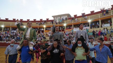 Triple Puerta Grande en una entretenida tarde de rejones en la segunda de Feria