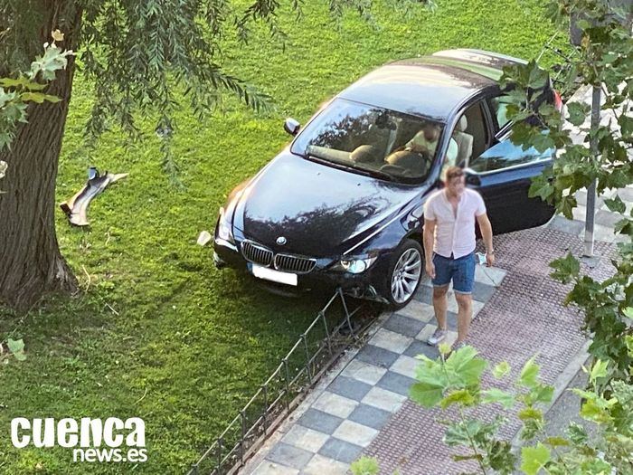 Estrella el coche y se intenta dar a la fuga