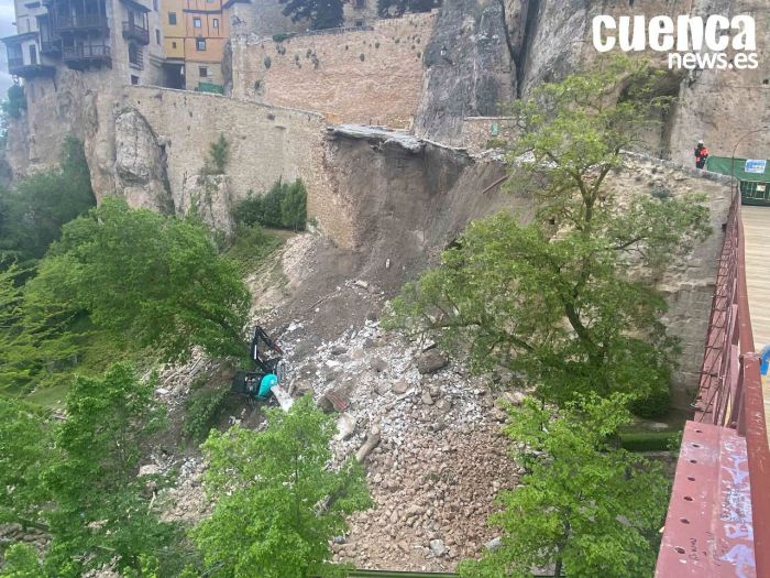 Derrumbe de parte de la calle Canónigos que comunica las Casas Colgadas con el puente de San Pablo