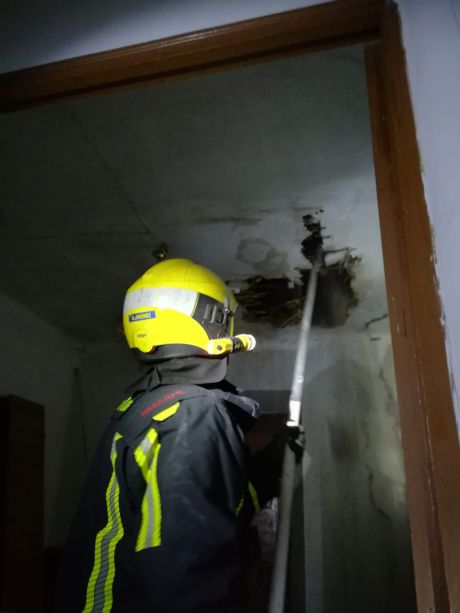 Cuatro personas afectadas por inhalación de humo en el incendio de una casa en Villar del Infantado