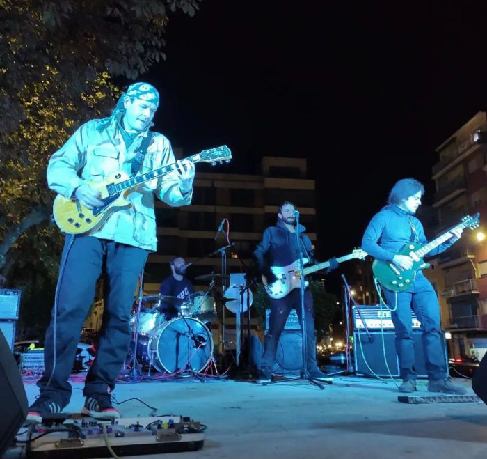 Carretería se llena de vida con el multitudinario pasacalles con el que se ha dado inicio oficialmente al Festival de Otoño de Cuenca