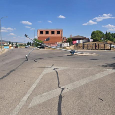 Un vehículo choca contra una farola en La Cerrajera y huye del lugar