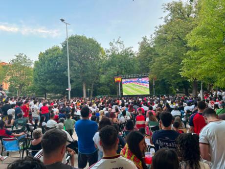El fútbol reúne a cerca de un millar de personas en el Parque de Santa Ana