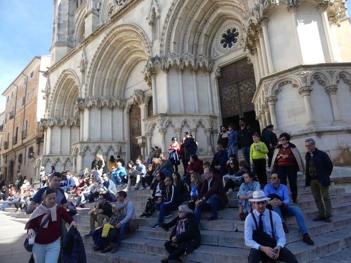 Turistas en las escaleras de la Catedral de Cuenca