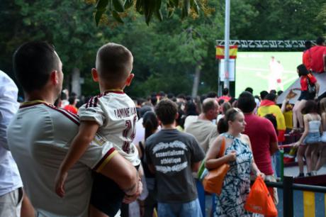Cuenca se vuelca con La Roja desde la pantalla gigante del Parque de Santa Ana
