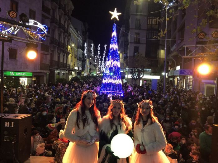 La Navidad se enciende en Cuenca en una Plaza de la Constitución abarrotada
